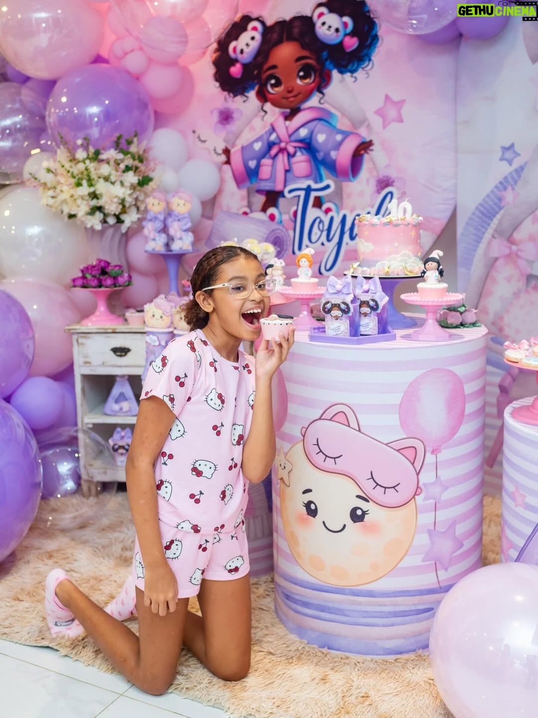 Pocah - 181.7K Likes - A gente piscou e a Toyah fez 10 anos!!! 😱
O tema esse ano foi “ Festa do Pijama “ e eu tô apaixonada por esse formato de festa. ✨😍
Quero deixar meus agradecimentos ao @vandobuffetrj que arrasou no buffet e decoração!!!

Minha parceira @renatafreire.fotografia registrou mais um aniversário da nossa princesa! As fotos perfeitas! 🫶🏾

Olha os detalhes desses doces, simplesmente lindos! Você arrasa 
@lina_doces_personalizados !!!🧁

Balões da @brincando_balloons que fazem toda a diferença na decoração!!🎈 

As cabaninhas são da @confeti.party ficou muito fofo esse espaço 🥹

E rolou uma área só pra beleza com o @espacobdreams ✨💅

Toda parte de personalização ficou por conta da @artedeozpersonalizados tudo com o nome da DIVA ✨