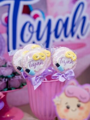 Pocah Instagram - A gente piscou e a Toyah fez 10 anos!!! 😱
O tema esse ano foi “ Festa do Pijama “ e eu tô apaixonada por esse formato de festa. ✨😍
Quero deixar meus agradecimentos ao @vandobuffetrj que arrasou no buffet e decoração!!!

Minha parceira @renatafreire.fotografia registrou mais um aniversário da nossa princesa! As fotos perfeitas! 🫶🏾

Olha os detalhes desses doces, simplesmente lindos! Você arrasa 
@lina_doces_personalizados !!!🧁

Balões da @brincando_balloons que fazem toda a diferença na decoração!!🎈 

As cabaninhas são da @confeti.party ficou muito fofo esse espaço 🥹

E rolou uma área só pra beleza com o @espacobdreams ✨💅

Toda parte de personalização ficou por conta da @artedeozpersonalizados tudo com o nome da DIVA ✨