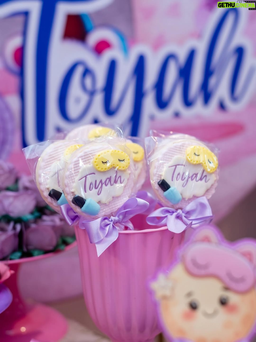 Pocah - 181.7K Likes - A gente piscou e a Toyah fez 10 anos!!! 😱
O tema esse ano foi “ Festa do Pijama “ e eu tô apaixonada por esse formato de festa. ✨😍
Quero deixar meus agradecimentos ao @vandobuffetrj que arrasou no buffet e decoração!!!

Minha parceira @renatafreire.fotografia registrou mais um aniversário da nossa princesa! As fotos perfeitas! 🫶🏾

Olha os detalhes desses doces, simplesmente lindos! Você arrasa 
@lina_doces_personalizados !!!🧁

Balões da @brincando_balloons que fazem toda a diferença na decoração!!🎈 

As cabaninhas são da @confeti.party ficou muito fofo esse espaço 🥹

E rolou uma área só pra beleza com o @espacobdreams ✨💅

Toda parte de personalização ficou por conta da @artedeozpersonalizados tudo com o nome da DIVA ✨