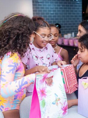 Pocah Instagram - A gente piscou e a Toyah fez 10 anos!!! 😱
O tema esse ano foi “ Festa do Pijama “ e eu tô apaixonada por esse formato de festa. ✨😍
Quero deixar meus agradecimentos ao @vandobuffetrj que arrasou no buffet e decoração!!!

Minha parceira @renatafreire.fotografia registrou mais um aniversário da nossa princesa! As fotos perfeitas! 🫶🏾

Olha os detalhes desses doces, simplesmente lindos! Você arrasa 
@lina_doces_personalizados !!!🧁

Balões da @brincando_balloons que fazem toda a diferença na decoração!!🎈 

As cabaninhas são da @confeti.party ficou muito fofo esse espaço 🥹

E rolou uma área só pra beleza com o @espacobdreams ✨💅

Toda parte de personalização ficou por conta da @artedeozpersonalizados tudo com o nome da DIVA ✨