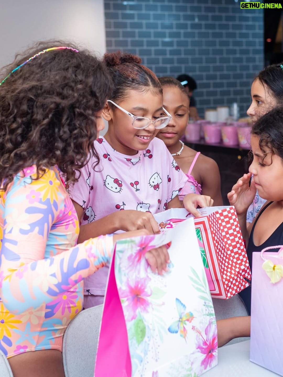 Pocah - 181.7K Likes - A gente piscou e a Toyah fez 10 anos!!! 😱
O tema esse ano foi “ Festa do Pijama “ e eu tô apaixonada por esse formato de festa. ✨😍
Quero deixar meus agradecimentos ao @vandobuffetrj que arrasou no buffet e decoração!!!

Minha parceira @renatafreire.fotografia registrou mais um aniversário da nossa princesa! As fotos perfeitas! 🫶🏾

Olha os detalhes desses doces, simplesmente lindos! Você arrasa 
@lina_doces_personalizados !!!🧁

Balões da @brincando_balloons que fazem toda a diferença na decoração!!🎈 

As cabaninhas são da @confeti.party ficou muito fofo esse espaço 🥹

E rolou uma área só pra beleza com o @espacobdreams ✨💅

Toda parte de personalização ficou por conta da @artedeozpersonalizados tudo com o nome da DIVA ✨