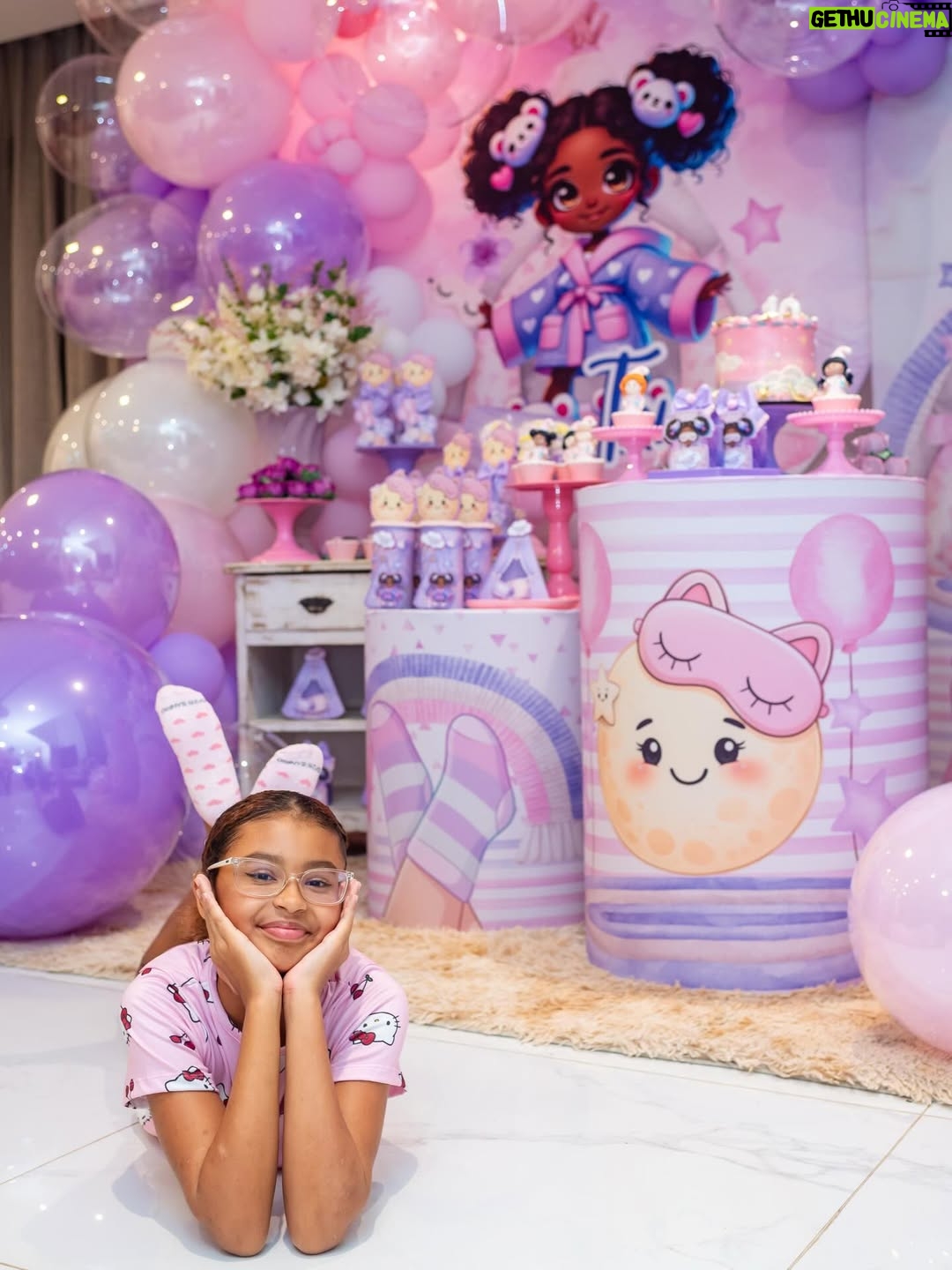 Pocah - 181.7K Likes - A gente piscou e a Toyah fez 10 anos!!! 😱
O tema esse ano foi “ Festa do Pijama “ e eu tô apaixonada por esse formato de festa. ✨😍
Quero deixar meus agradecimentos ao @vandobuffetrj que arrasou no buffet e decoração!!!

Minha parceira @renatafreire.fotografia registrou mais um aniversário da nossa princesa! As fotos perfeitas! 🫶🏾

Olha os detalhes desses doces, simplesmente lindos! Você arrasa 
@lina_doces_personalizados !!!🧁

Balões da @brincando_balloons que fazem toda a diferença na decoração!!🎈 

As cabaninhas são da @confeti.party ficou muito fofo esse espaço 🥹

E rolou uma área só pra beleza com o @espacobdreams ✨💅

Toda parte de personalização ficou por conta da @artedeozpersonalizados tudo com o nome da DIVA ✨