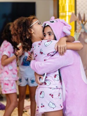 Pocah Instagram - A gente piscou e a Toyah fez 10 anos!!! 😱
O tema esse ano foi “ Festa do Pijama “ e eu tô apaixonada por esse formato de festa. ✨😍
Quero deixar meus agradecimentos ao @vandobuffetrj que arrasou no buffet e decoração!!!

Minha parceira @renatafreire.fotografia registrou mais um aniversário da nossa princesa! As fotos perfeitas! 🫶🏾

Olha os detalhes desses doces, simplesmente lindos! Você arrasa 
@lina_doces_personalizados !!!🧁

Balões da @brincando_balloons que fazem toda a diferença na decoração!!🎈 

As cabaninhas são da @confeti.party ficou muito fofo esse espaço 🥹

E rolou uma área só pra beleza com o @espacobdreams ✨💅

Toda parte de personalização ficou por conta da @artedeozpersonalizados tudo com o nome da DIVA ✨