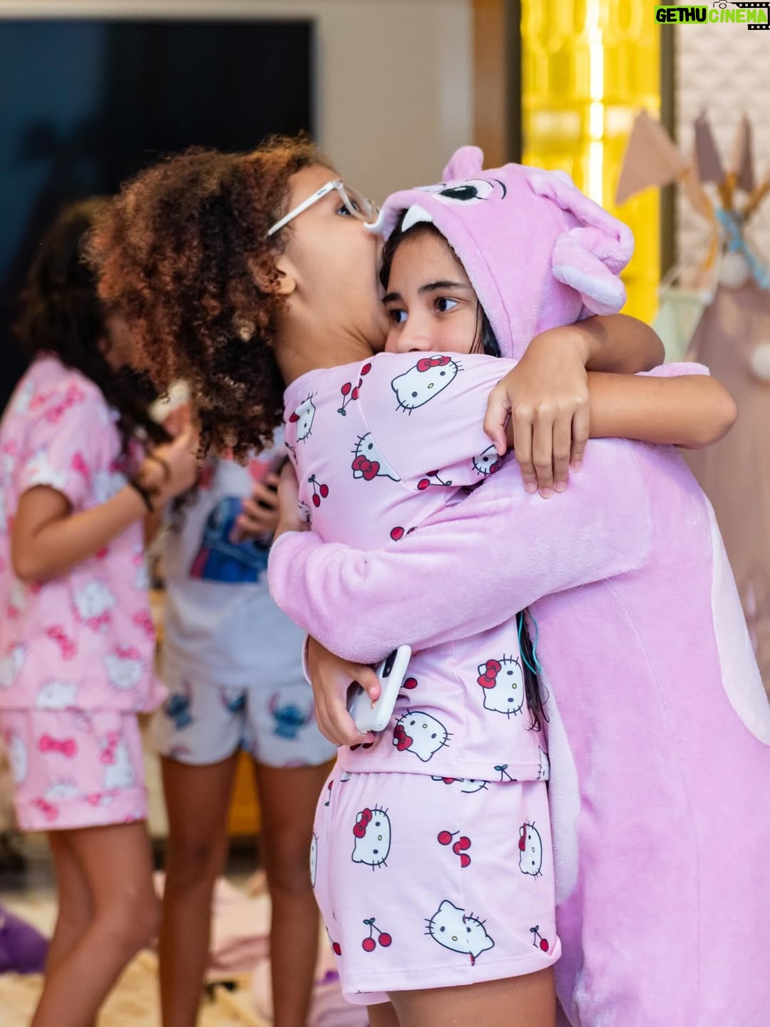 Pocah - 181.7K Likes - A gente piscou e a Toyah fez 10 anos!!! 😱
O tema esse ano foi “ Festa do Pijama “ e eu tô apaixonada por esse formato de festa. ✨😍
Quero deixar meus agradecimentos ao @vandobuffetrj que arrasou no buffet e decoração!!!

Minha parceira @renatafreire.fotografia registrou mais um aniversário da nossa princesa! As fotos perfeitas! 🫶🏾

Olha os detalhes desses doces, simplesmente lindos! Você arrasa 
@lina_doces_personalizados !!!🧁

Balões da @brincando_balloons que fazem toda a diferença na decoração!!🎈 

As cabaninhas são da @confeti.party ficou muito fofo esse espaço 🥹

E rolou uma área só pra beleza com o @espacobdreams ✨💅

Toda parte de personalização ficou por conta da @artedeozpersonalizados tudo com o nome da DIVA ✨