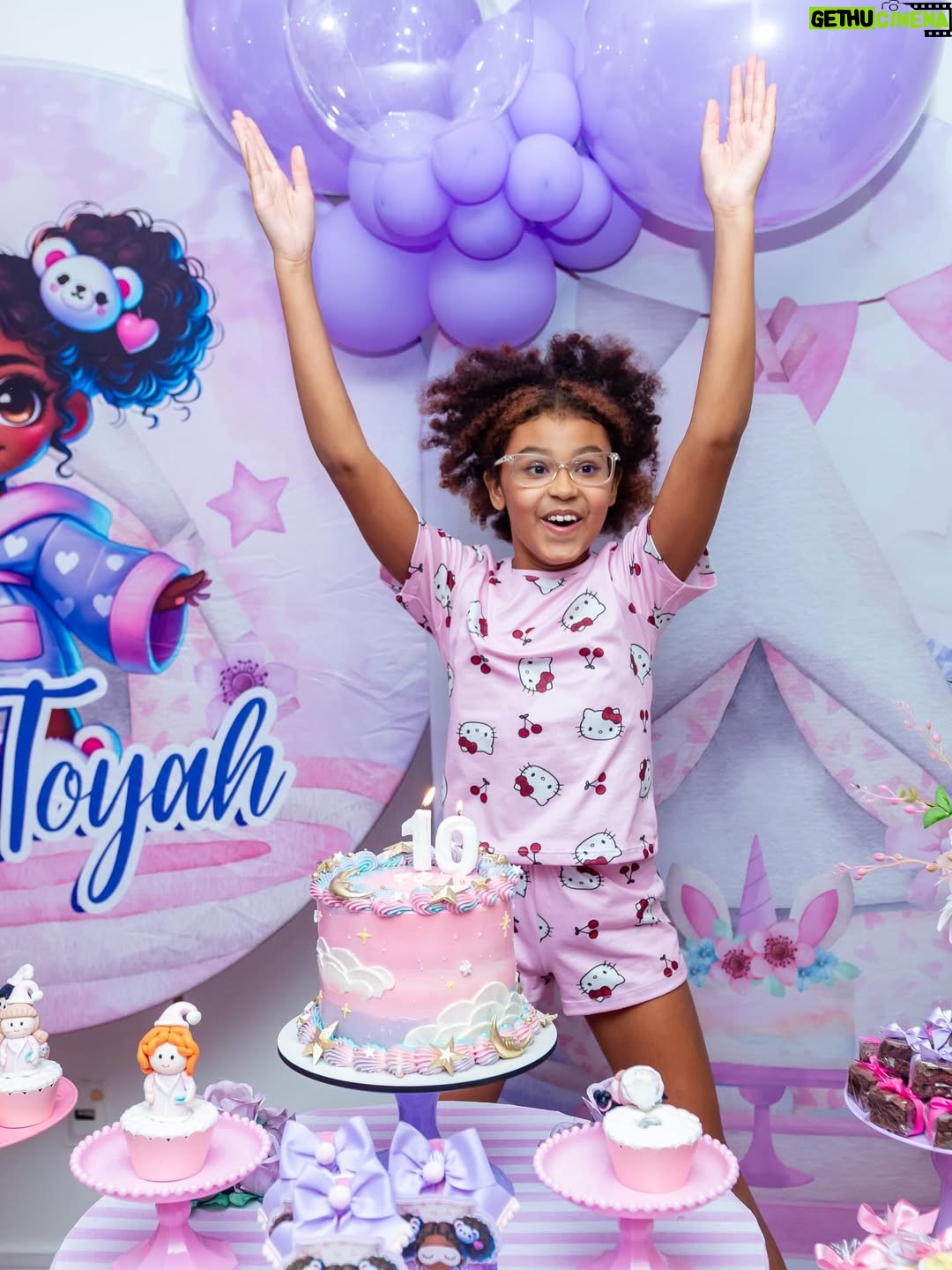 Pocah - 181.7K Likes - A gente piscou e a Toyah fez 10 anos!!! 😱
O tema esse ano foi “ Festa do Pijama “ e eu tô apaixonada por esse formato de festa. ✨😍
Quero deixar meus agradecimentos ao @vandobuffetrj que arrasou no buffet e decoração!!!

Minha parceira @renatafreire.fotografia registrou mais um aniversário da nossa princesa! As fotos perfeitas! 🫶🏾

Olha os detalhes desses doces, simplesmente lindos! Você arrasa 
@lina_doces_personalizados !!!🧁

Balões da @brincando_balloons que fazem toda a diferença na decoração!!🎈 

As cabaninhas são da @confeti.party ficou muito fofo esse espaço 🥹

E rolou uma área só pra beleza com o @espacobdreams ✨💅

Toda parte de personalização ficou por conta da @artedeozpersonalizados tudo com o nome da DIVA ✨