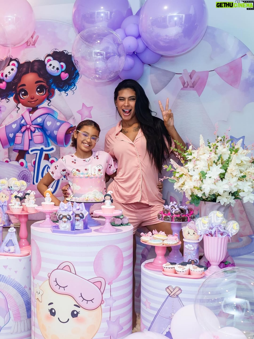 Pocah - 181.7K Likes - A gente piscou e a Toyah fez 10 anos!!! 😱
O tema esse ano foi “ Festa do Pijama “ e eu tô apaixonada por esse formato de festa. ✨😍
Quero deixar meus agradecimentos ao @vandobuffetrj que arrasou no buffet e decoração!!!

Minha parceira @renatafreire.fotografia registrou mais um aniversário da nossa princesa! As fotos perfeitas! 🫶🏾

Olha os detalhes desses doces, simplesmente lindos! Você arrasa 
@lina_doces_personalizados !!!🧁

Balões da @brincando_balloons que fazem toda a diferença na decoração!!🎈 

As cabaninhas são da @confeti.party ficou muito fofo esse espaço 🥹

E rolou uma área só pra beleza com o @espacobdreams ✨💅

Toda parte de personalização ficou por conta da @artedeozpersonalizados tudo com o nome da DIVA ✨