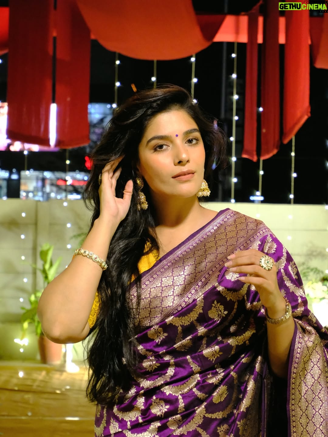 Pooja Gor - 55.4K Likes - I will choose to wear a saree over anything else, over & over again! ✨

How gorgeous is this @sanduk.co Banarasi ♥️