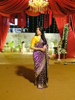 Pooja Gor Instagram - I will choose to wear a saree over anything else, over & over again! ✨

How gorgeous is this @sanduk.co Banarasi ♥️
