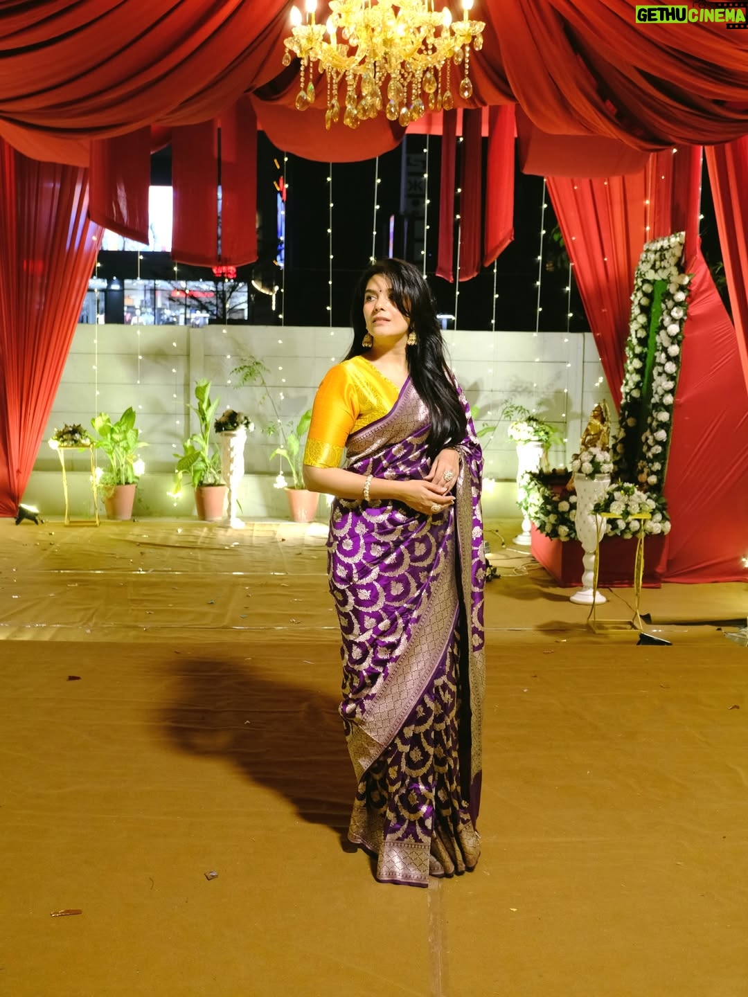 Pooja Gor - 55.4K Likes - I will choose to wear a saree over anything else, over & over again! ✨

How gorgeous is this @sanduk.co Banarasi ♥️