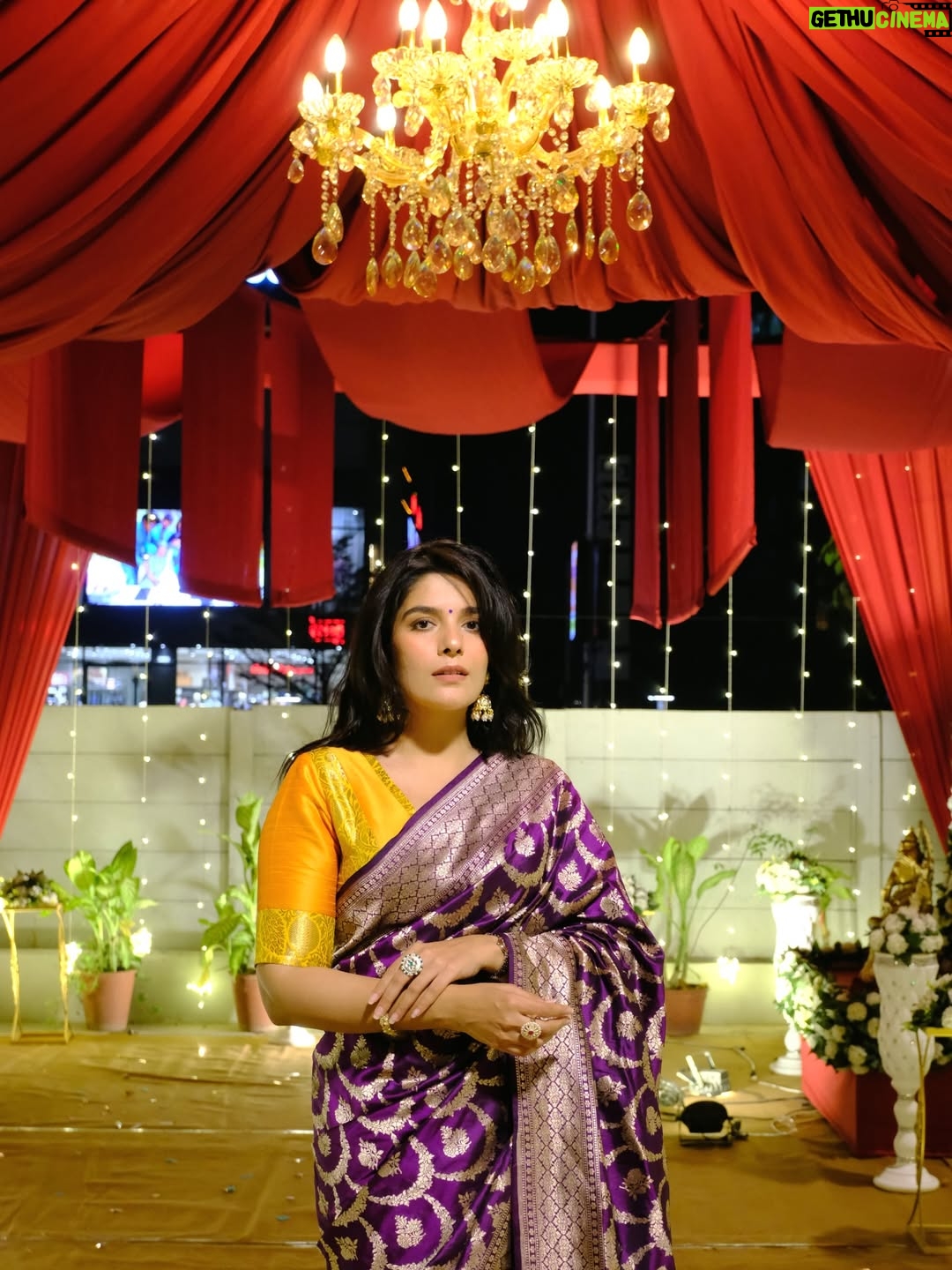 Pooja Gor - 55.4K Likes - I will choose to wear a saree over anything else, over & over again! ✨

How gorgeous is this @sanduk.co Banarasi ♥️