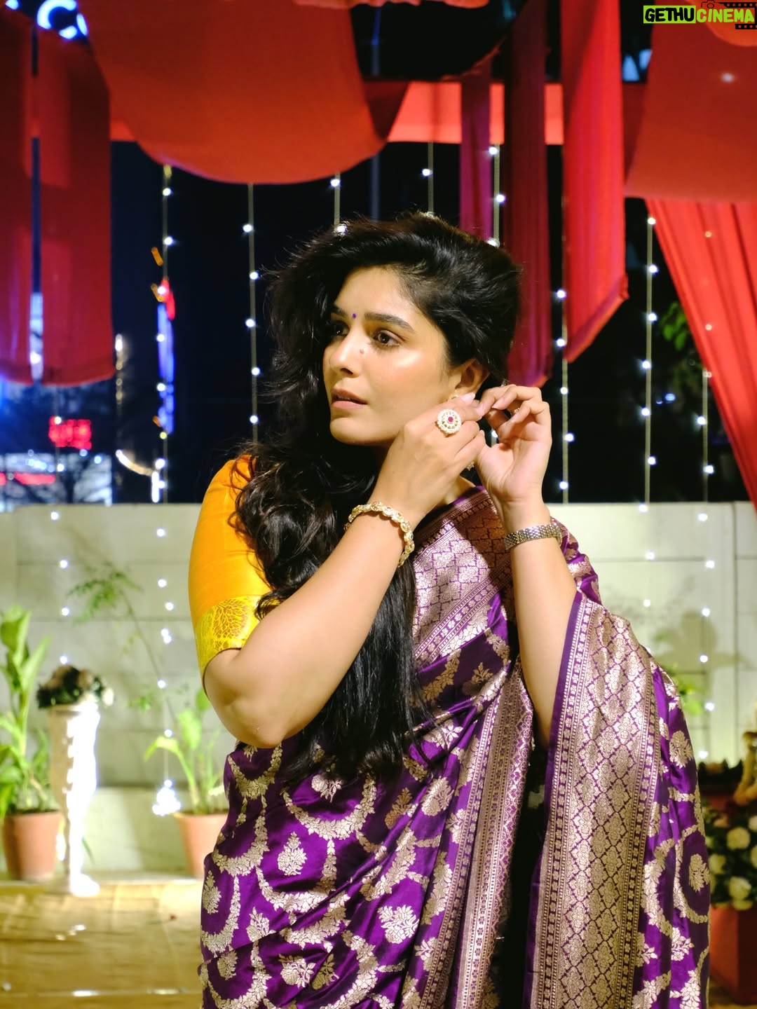 Pooja Gor - 55.4K Likes - I will choose to wear a saree over anything else, over & over again! ✨

How gorgeous is this @sanduk.co Banarasi ♥️
