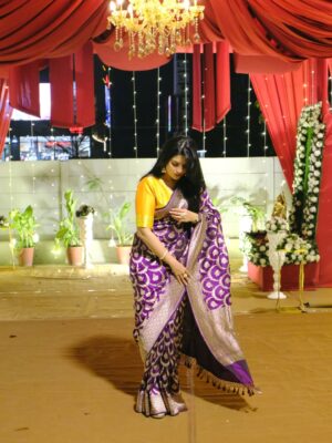 Pooja Gor Instagram - I will choose to wear a saree over anything else, over & over again! ✨

How gorgeous is this @sanduk.co Banarasi ♥️