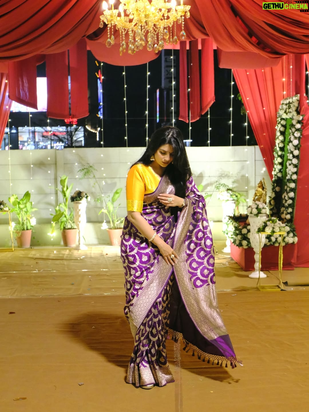 Pooja Gor - 55.4K Likes - I will choose to wear a saree over anything else, over & over again! ✨

How gorgeous is this @sanduk.co Banarasi ♥️