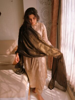 Pooja Gor Instagram - Addicted to romanticising everything… especially when an outfit makes you feel like poetry without trying ✨ 

Dressed in @studiokajalagrawal