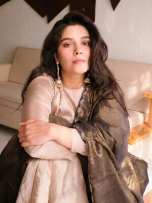 Pooja Gor Instagram - Addicted to romanticising everything… especially when an outfit makes you feel like poetry without trying ✨ 

Dressed in @studiokajalagrawal