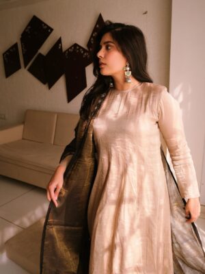 Pooja Gor Instagram - Addicted to romanticising everything… especially when an outfit makes you feel like poetry without trying ✨ 

Dressed in @studiokajalagrawal
