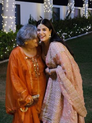 Pooja Gor Instagram - Baaraati pro max! 🦩

How pretty is my @shopmulmul lehenga 🥹 
#shaadiseason #sangeetlehenga