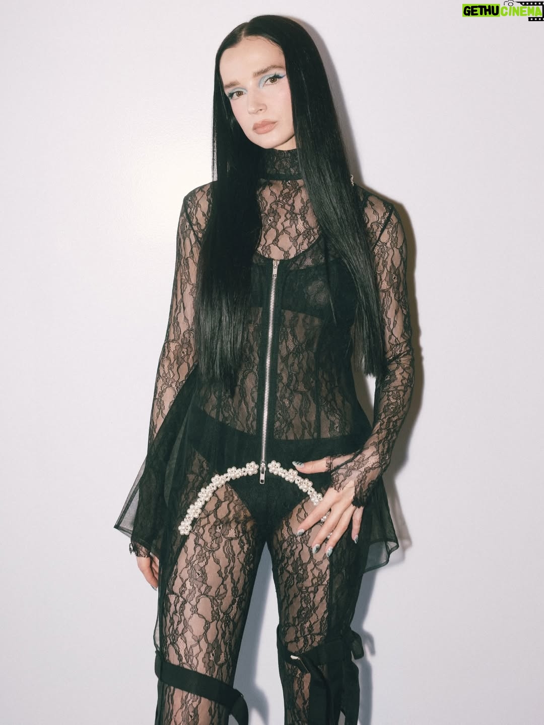 Poppy - 121.1K Likes - Time Will Tell bts