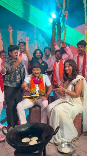 Prachi Tehlan Instagram - Happy Holi 🫟 Thank you for showering so much love to the song of this season - “Holariya” ❤️
.
.
#holi #newsong #holariya #manojtiwari #surabhitiwariofficial_ 🧿
