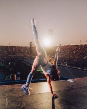 Princesa Alba Instagram - I’m LEVITATING 😭😭😭😭 aún no bajo del cielo después de los teloneos a @dualipa !!!!!!!🧚🏼🌠 💞✨ 
.𖥔 ݁ ˖๋ ࣭ ⭑✧˚ ༘ 𝜗ৎ ⋆｡˚
Pics by @andieborie 
Beauty @humbertomoyav 
Coreógrafo @ianhartinglucas 
Hair day 1 @hc.concept 
Director Musical: @rolopezmusic 
Banda: @taffydonicke @daniriquelmer_ @ignaciovergarasilva 
Managment: @izumi.naki @_manuger 
Dirección creativa: @estebanvargasroa 
Nails: @camiprettynails 
Customizacion de vestuario : @srios_g , @ximenaolavarriadesigner , @sietedestellos 
Bailarines @camil0nic0las @petiboni @gabypavez @bvdoren @matiasorellana 
Asistencia @vittorio.capello 
Tour Manager @fernandacarreraseguel 
Equipo técnico @dgfrndz @samuellarranagab @carlosreyescalvert 
Agradecimientos @dgmedios @armonicabm 

Y a todos los que hicieron posible estas nochesss🥹
Y a mis fans ctmmmm los adoro gracias por apoyarme siempre