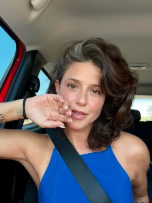 Priscila Sol Instagram - Se eu não me achar bonita com meus cabelos brancos… quem vai? 🤍✨