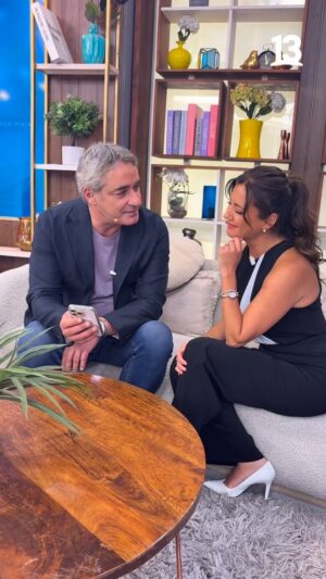 Priscilla Vargas Instagram - “Quizás en este momento…” 🤭😅😂 Conversaciones que podrían ocurrir…en una dimensión paralela 🤣 Un poco de #humor para terminar esta semana de #TuDía 😆

#tudia13 ☀️de LUNES A VIERNES desde las 7:50 horas por las pantallas del 13 y www.13.cl 💻🖥️📱