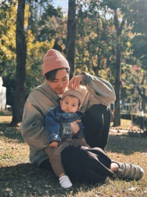 Priscilla Wong Instagram - 重點說清☺️
我的情人，
和情人他的兒子，
祝情人節快樂。
#情人節識做
#叫個兄弟幫我整AI片要兩個仔一齊跳舞
#佢整條咁嘅片比我
🙃
@edwinsiu 
情人，快樂🥰