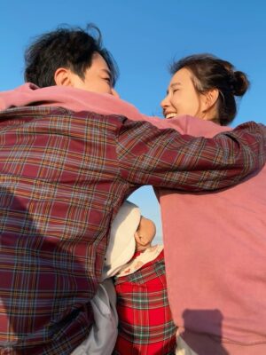 Priscilla Wong Instagram - 2025
我們，
的
第八年。

記得那個第一年，
有幻想過三個人的背影，
然後一年一年過，
我們不敢再想太多。

今天看着這照片，
比起幸福，更大的感受是恩賜。
帶著這一份2025的禮物，
迎接2026🌈