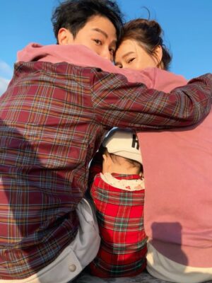 Priscilla Wong Instagram - 2025
我們，
的
第八年。

記得那個第一年，
有幻想過三個人的背影，
然後一年一年過，
我們不敢再想太多。

今天看着這照片，
比起幸福，更大的感受是恩賜。
帶著這一份2025的禮物，
迎接2026🌈
