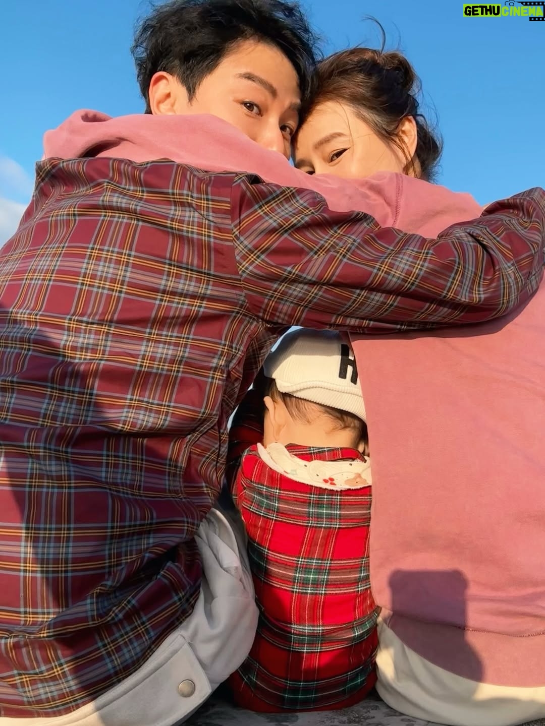 Priscilla Wong - 49.6K Likes - 2025
我們，
的
第八年。

記得那個第一年，
有幻想過三個人的背影，
然後一年一年過，
我們不敢再想太多。

今天看着這照片，
比起幸福，更大的感受是恩賜。
帶著這一份2025的禮物，
迎接2026🌈