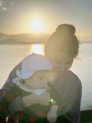 Priscilla Wong Instagram - 2025
我們，
的
第八年。

記得那個第一年，
有幻想過三個人的背影，
然後一年一年過，
我們不敢再想太多。

今天看着這照片，
比起幸福，更大的感受是恩賜。
帶著這一份2025的禮物，
迎接2026🌈