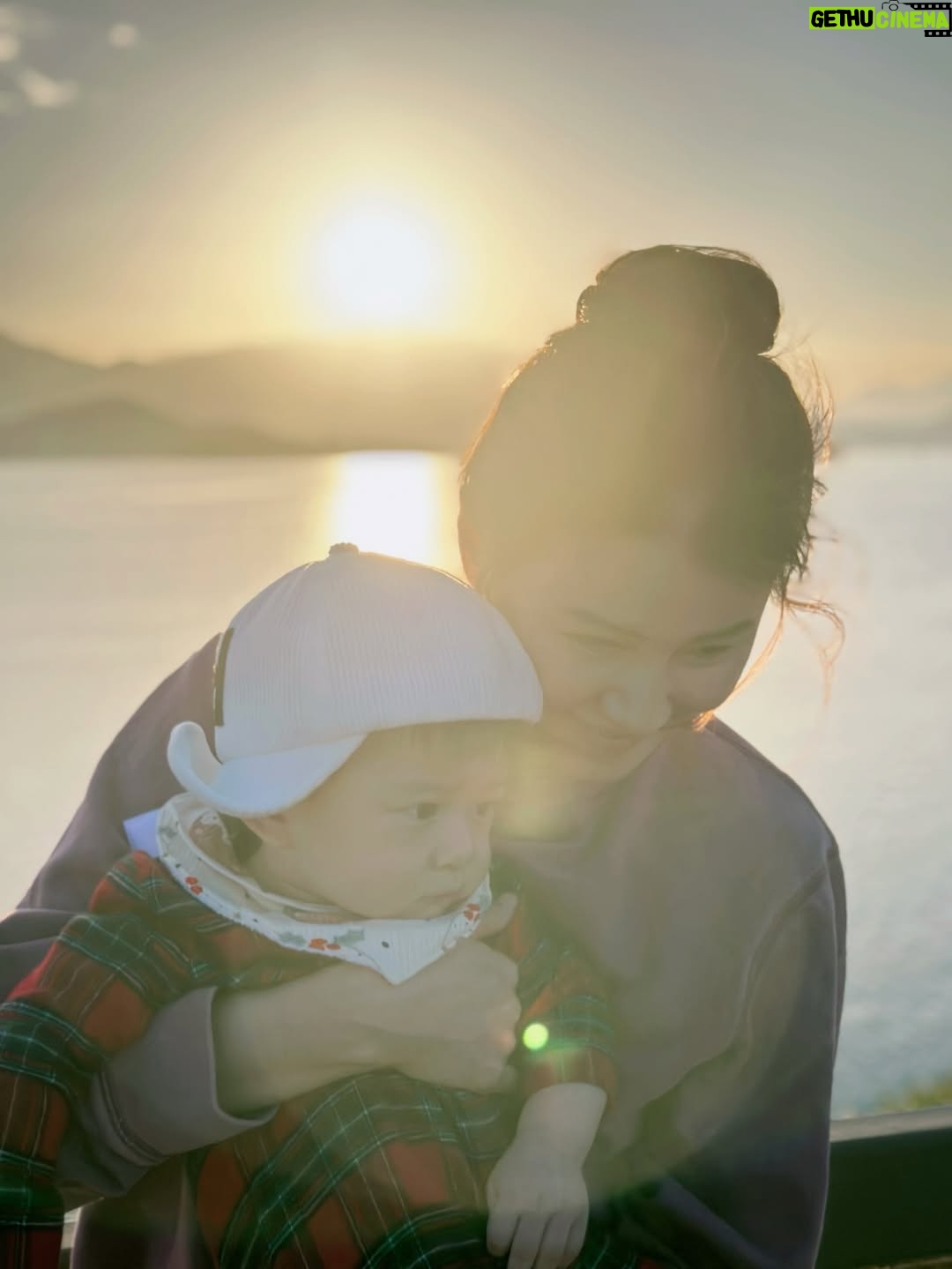 Priscilla Wong - 49.6K Likes - 2025
我們，
的
第八年。

記得那個第一年，
有幻想過三個人的背影，
然後一年一年過，
我們不敢再想太多。

今天看着這照片，
比起幸福，更大的感受是恩賜。
帶著這一份2025的禮物，
迎接2026🌈