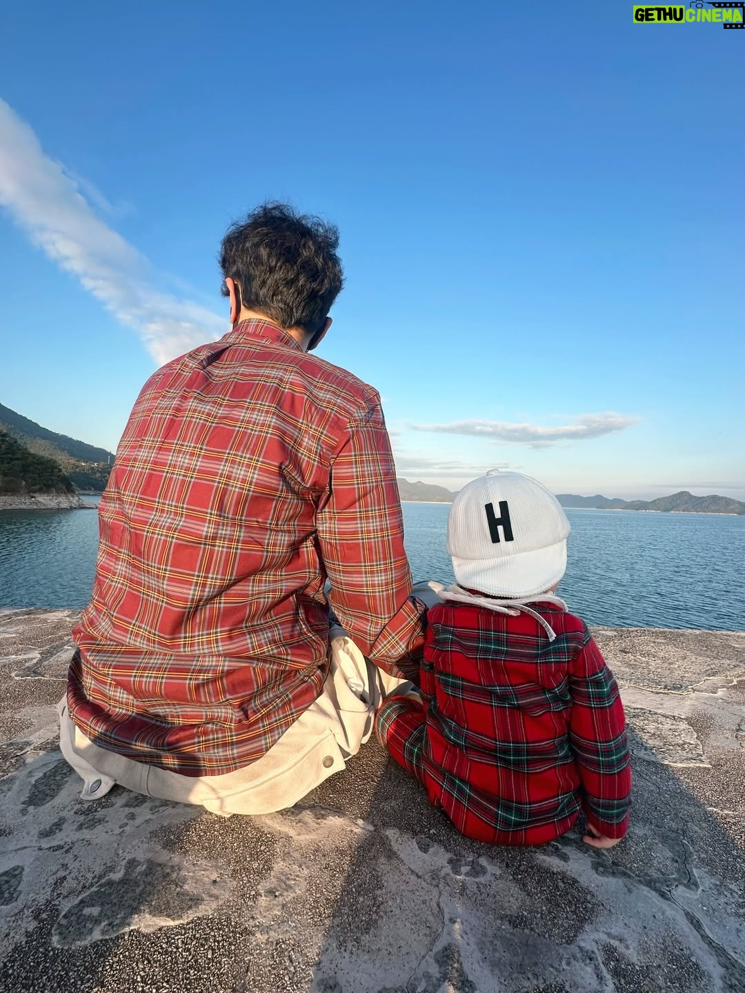 Priscilla Wong - 49.6K Likes - 2025
我們，
的
第八年。

記得那個第一年，
有幻想過三個人的背影，
然後一年一年過，
我們不敢再想太多。

今天看着這照片，
比起幸福，更大的感受是恩賜。
帶著這一份2025的禮物，
迎接2026🌈