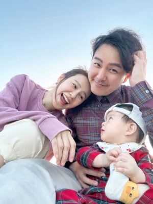 Priscilla Wong Instagram - 2025
我們，
的
第八年。

記得那個第一年，
有幻想過三個人的背影，
然後一年一年過，
我們不敢再想太多。

今天看着這照片，
比起幸福，更大的感受是恩賜。
帶著這一份2025的禮物，
迎接2026🌈