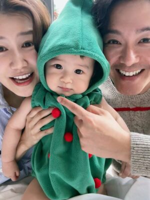 Priscilla Wong Instagram - 平安夜
添加了一棵小樹🎄
只是小樹不太合作
變成期間限定半小時🌈
祝快樂❤️