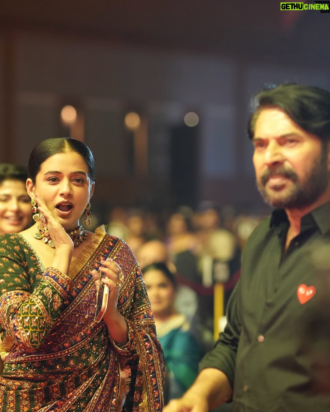 Priyamani - 304.2K Likes - Epic night !! 

@filmfare 

@irrauofficial × @pixelpulse_19 
@sajni_thedesigner 
@oceedeeshoes 
@arunmathewam 
@sam_retouch 
@theitembomb 
@rizwan_themakeupboy 
@sareedrapesbymekha