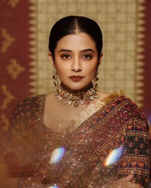 Priyamani Instagram - Epic night !! 

@filmfare 

@irrauofficial × @pixelpulse_19 
@sajni_thedesigner 
@oceedeeshoes 
@arunmathewam 
@sam_retouch 
@theitembomb 
@rizwan_themakeupboy 
@sareedrapesbymekha