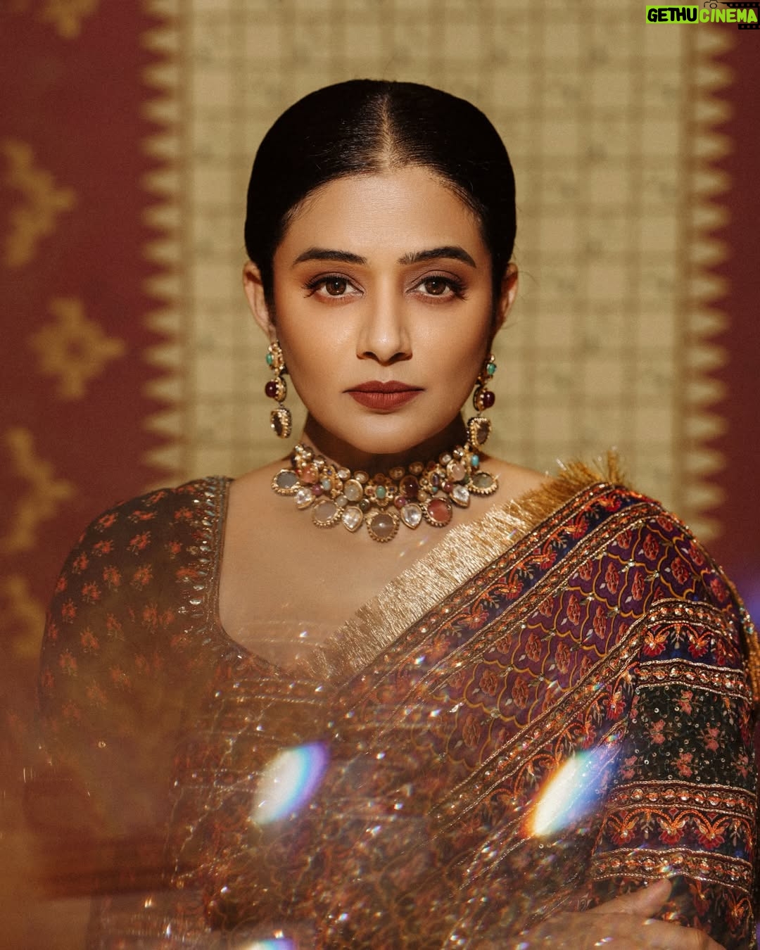 Priyamani - 304.2K Likes - Epic night !! 

@filmfare 

@irrauofficial × @pixelpulse_19 
@sajni_thedesigner 
@oceedeeshoes 
@arunmathewam 
@sam_retouch 
@theitembomb 
@rizwan_themakeupboy 
@sareedrapesbymekha