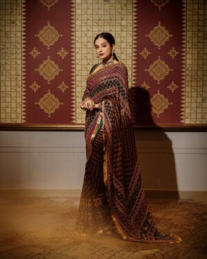 Priyamani Instagram - Epic night !! 

@filmfare 

@irrauofficial × @pixelpulse_19 
@sajni_thedesigner 
@oceedeeshoes 
@arunmathewam 
@sam_retouch 
@theitembomb 
@rizwan_themakeupboy 
@sareedrapesbymekha