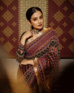 Priyamani Instagram - Epic night !! 

@filmfare 

@irrauofficial × @pixelpulse_19 
@sajni_thedesigner 
@oceedeeshoes 
@arunmathewam 
@sam_retouch 
@theitembomb 
@rizwan_themakeupboy 
@sareedrapesbymekha