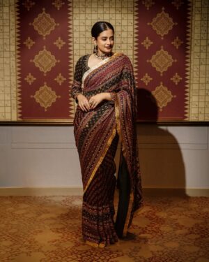 Priyamani Instagram - Epic night !! 

@filmfare 

@irrauofficial × @pixelpulse_19 
@sajni_thedesigner 
@oceedeeshoes 
@arunmathewam 
@sam_retouch 
@theitembomb 
@rizwan_themakeupboy 
@sareedrapesbymekha