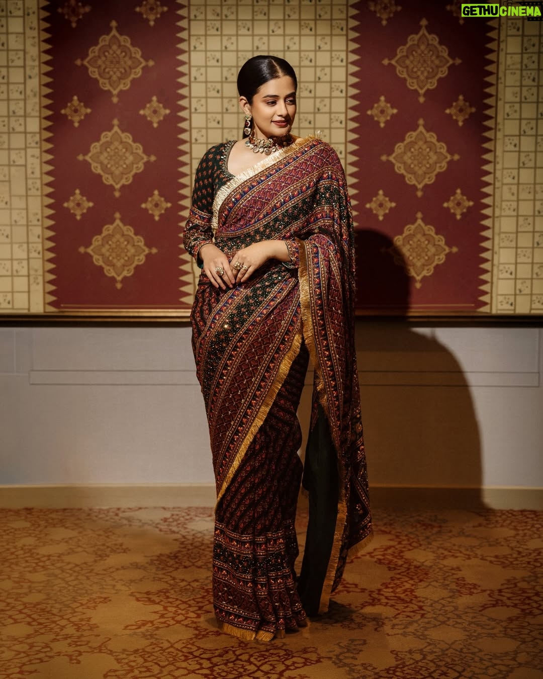Priyamani - 304.2K Likes - Epic night !! 

@filmfare 

@irrauofficial × @pixelpulse_19 
@sajni_thedesigner 
@oceedeeshoes 
@arunmathewam 
@sam_retouch 
@theitembomb 
@rizwan_themakeupboy 
@sareedrapesbymekha