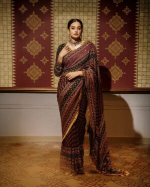 Priyamani Instagram - Epic night !! 

@filmfare 

@irrauofficial × @pixelpulse_19 
@sajni_thedesigner 
@oceedeeshoes 
@arunmathewam 
@sam_retouch 
@theitembomb 
@rizwan_themakeupboy 
@sareedrapesbymekha