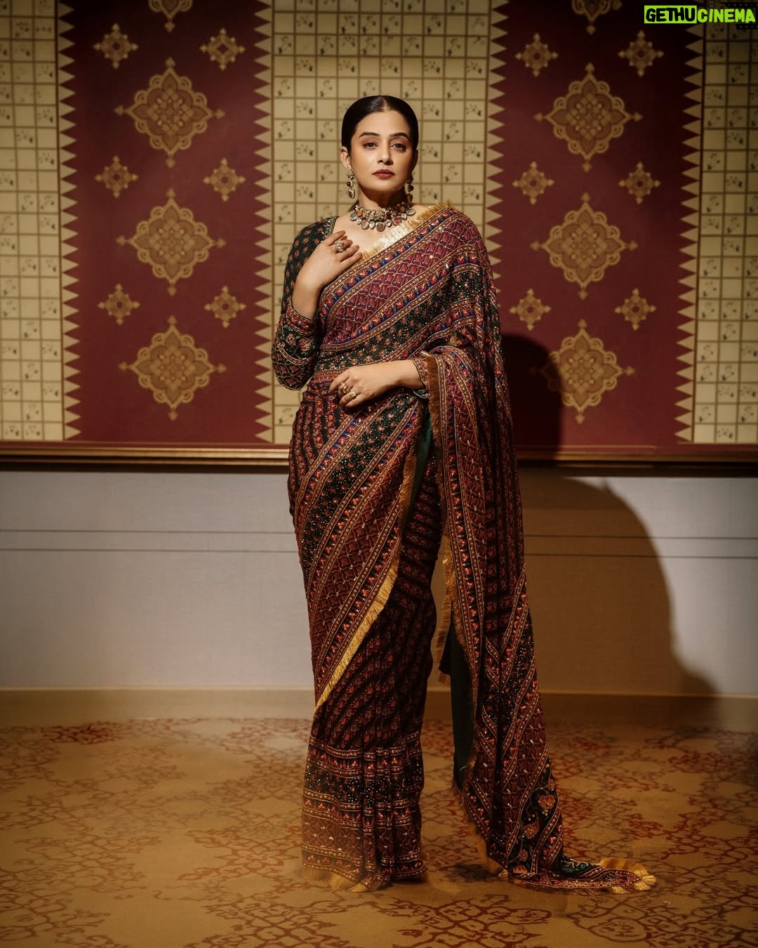 Priyamani - 304.2K Likes - Epic night !! 

@filmfare 

@irrauofficial × @pixelpulse_19 
@sajni_thedesigner 
@oceedeeshoes 
@arunmathewam 
@sam_retouch 
@theitembomb 
@rizwan_themakeupboy 
@sareedrapesbymekha
