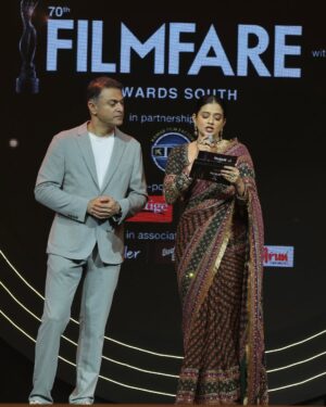 Priyamani Instagram - Epic night !! 

@filmfare 

@irrauofficial × @pixelpulse_19 
@sajni_thedesigner 
@oceedeeshoes 
@arunmathewam 
@sam_retouch 
@theitembomb 
@rizwan_themakeupboy 
@sareedrapesbymekha
