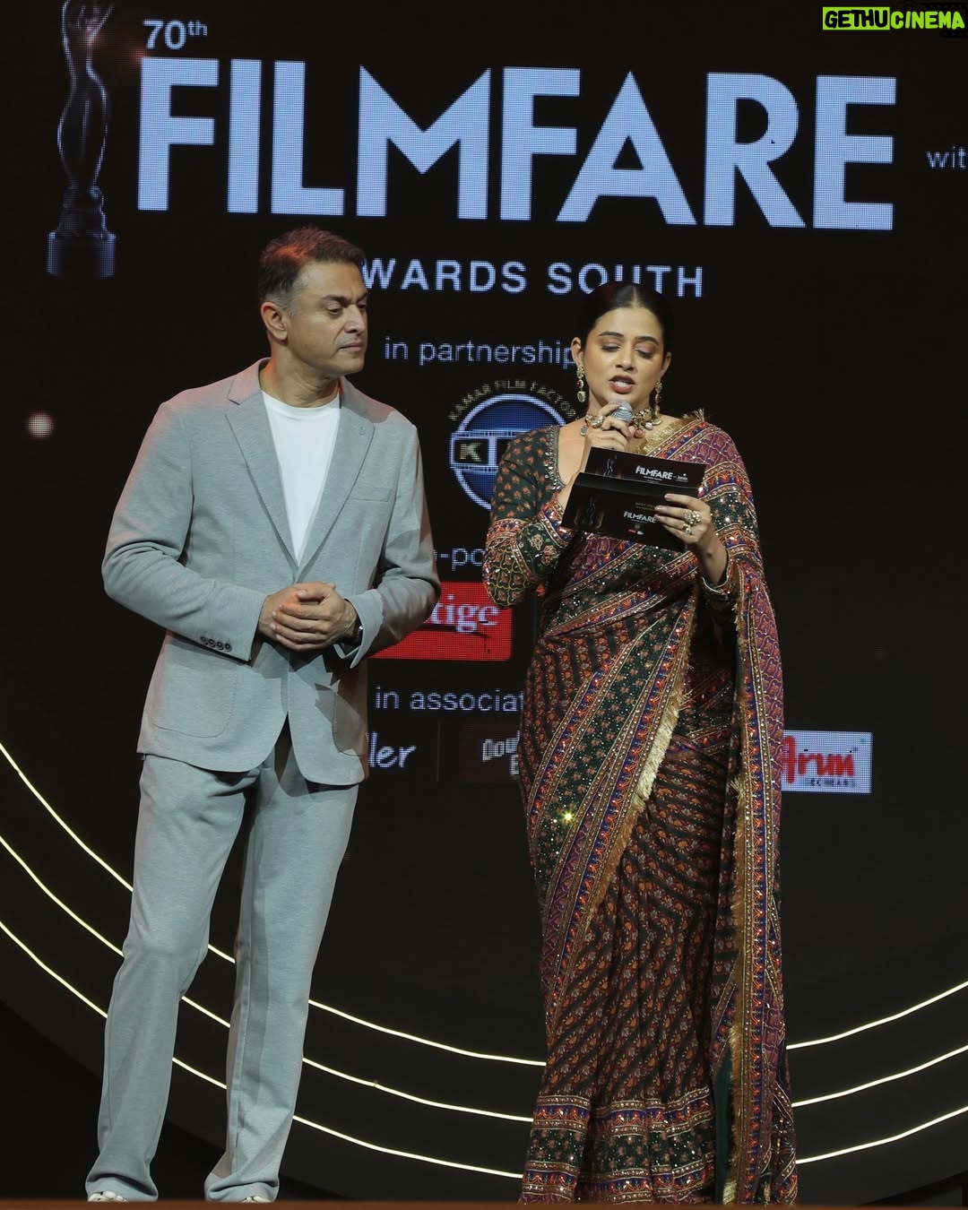 Priyamani - 304.2K Likes - Epic night !! 

@filmfare 

@irrauofficial × @pixelpulse_19 
@sajni_thedesigner 
@oceedeeshoes 
@arunmathewam 
@sam_retouch 
@theitembomb 
@rizwan_themakeupboy 
@sareedrapesbymekha