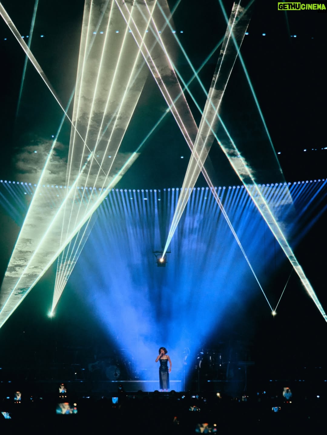 RAYE - 557.4K Likes - THANK YOU ALL 421,851 OF YOU EUROPE / UK FOR ATTENDING OUR FIRST EVER ARENA TOUR 🥹🌦️🫀
