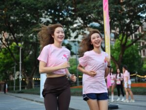 Rachanun Mahawan Instagram - ดีใจมากที่ได้มางาน Sunsilk Sway Run Club 🏃♀️
กิจกรรมในงานน่ารักมาก ได้ท้าพิสูจน์ผมซิลค์พลิ้วสะบัด
แค่ใช้ Sunsilk Smooth and manageable วิ่งสะบัดแค่ไหน ผมก็ยังพลิ้วอยู่เลย💖
ขอบคุณยายเดือนทุกคนที่มาวิ่งด้วยกันนะคะ
#SunsilkThailand
#SunsilkSwayRunClub
#SunsilkxNamtanFilm
#ซันซิลผมซิลค์พลิ้วสะบัด
