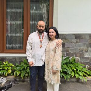 Rachel Amanda Instagram - Eid Mubarak 1447 H 🤍
Mohon maaf kalau kami ada salah kata dan perbuatan yaa 🙇🏻‍♀️ 

Bonus: usaha foto sama kucing ngantuk   adegan wiper kepala 👨🏼‍🦲💦👩🏻🐈