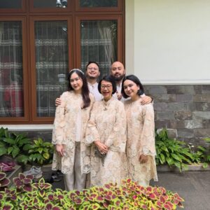 Rachel Amanda Instagram - Eid Mubarak 1447 H 🤍
Mohon maaf kalau kami ada salah kata dan perbuatan yaa 🙇🏻‍♀️ 

Bonus: usaha foto sama kucing ngantuk   adegan wiper kepala 👨🏼‍🦲💦👩🏻🐈